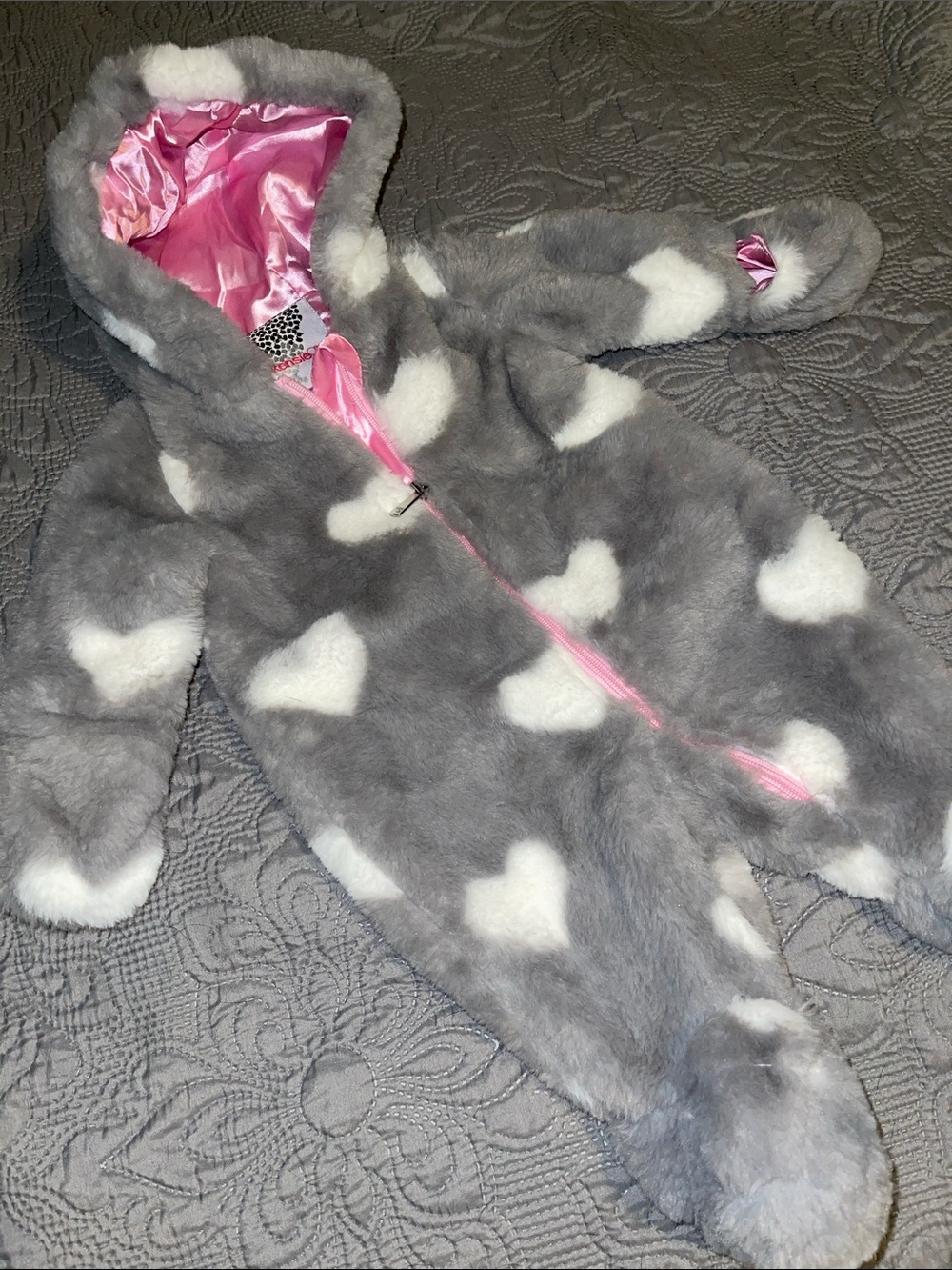 NWOT Kensie Girl Gray Faux Fur Heart Bunting with Pink Lining